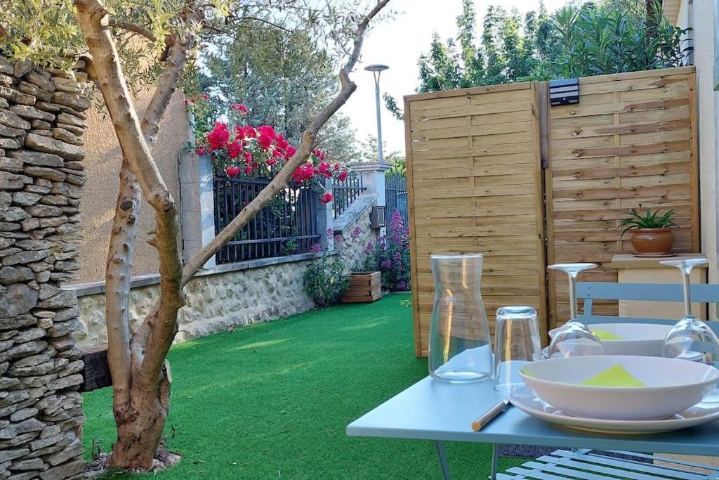 Gite De L'Olivier, Classe, Climatise, Jardin Avec Parking Gratuit Devant Le Logement Et A 5 Minutes Du Centre-Ville A Pied LʼIsle-sur-la-Sorgue Eksteriør bilde